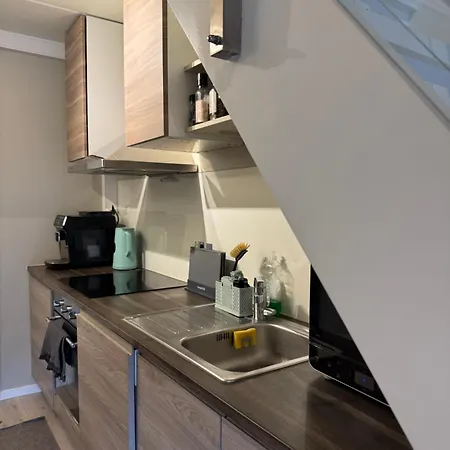 Modern With Sunny Balcony- Location Gol