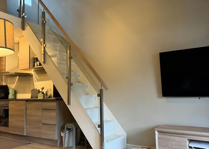 아파트 Modern With Sunny Balcony- Location